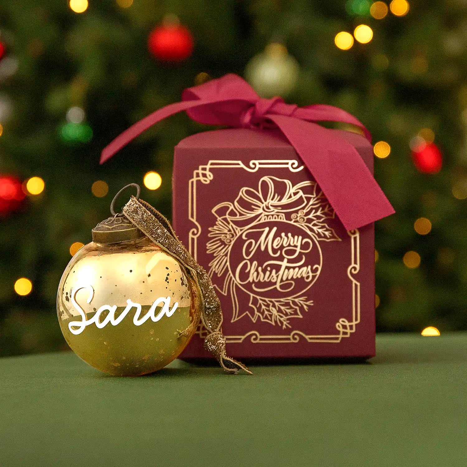 Caja Burdeos con Bola de Navidad Personalizada