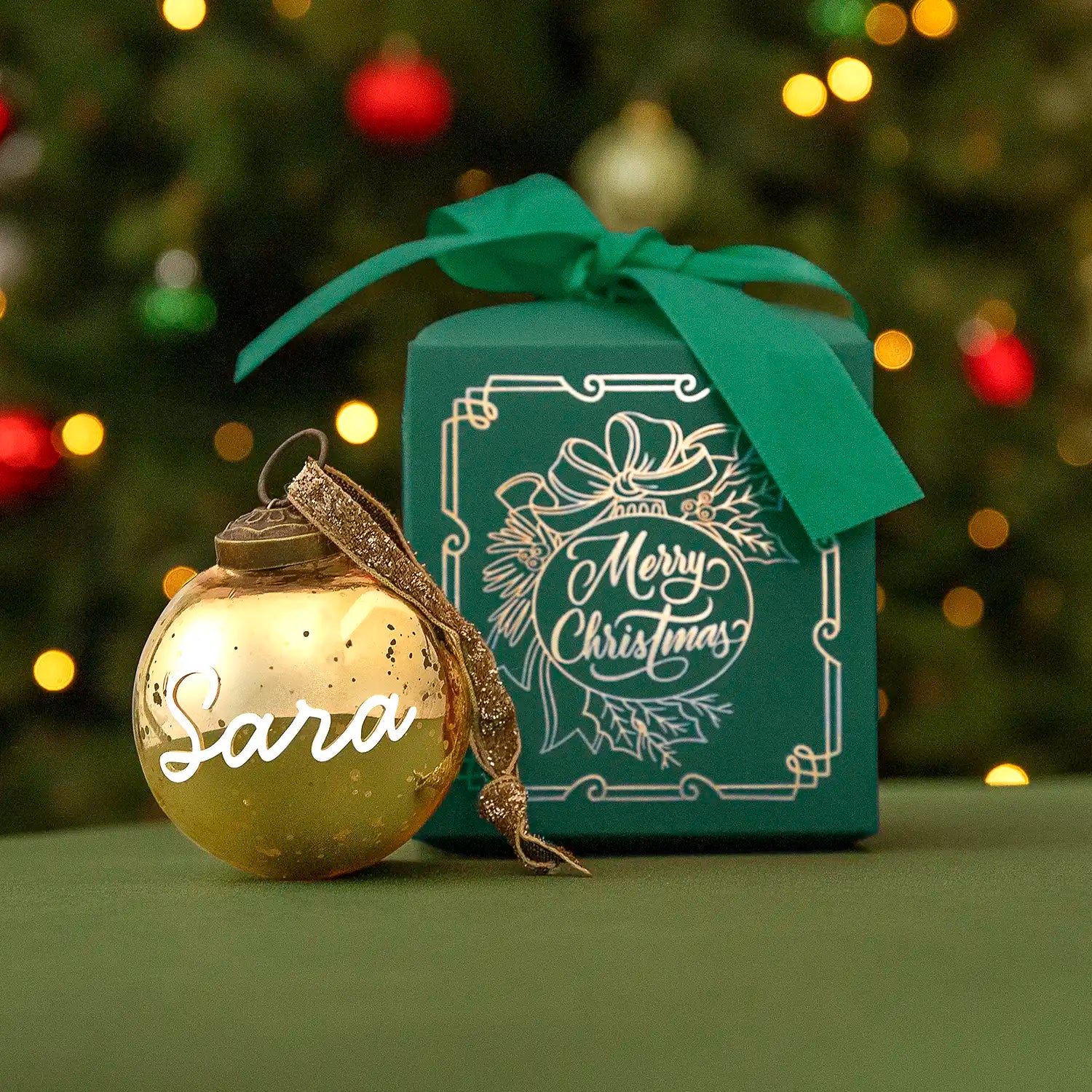 Caja Verde con Bola de Navidad Personalizada